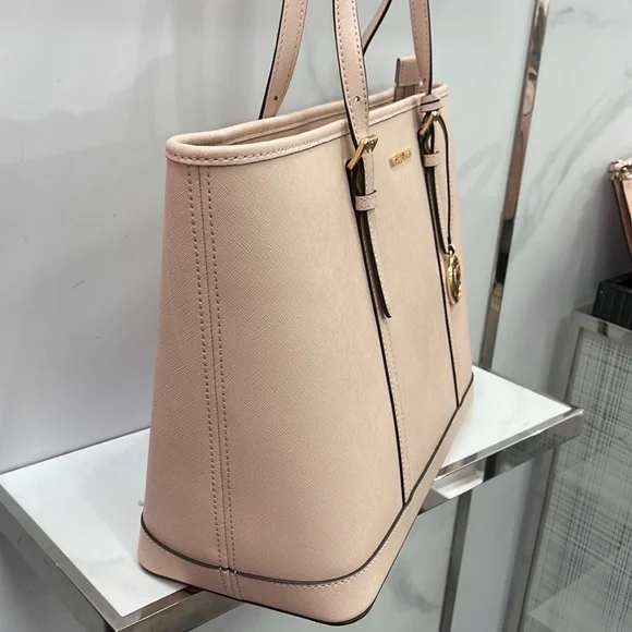 MICHAEL KORS
Jet Set Travel Lg Top Zip Shoulder Tote Saffiano Leather
Pwdr Blush - Picture 15 of 16